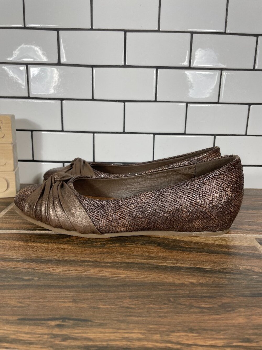 BareTraps Chainey Shoes Womens Size 8 Taupe Metallic Hidden Wedge Comfort Flat